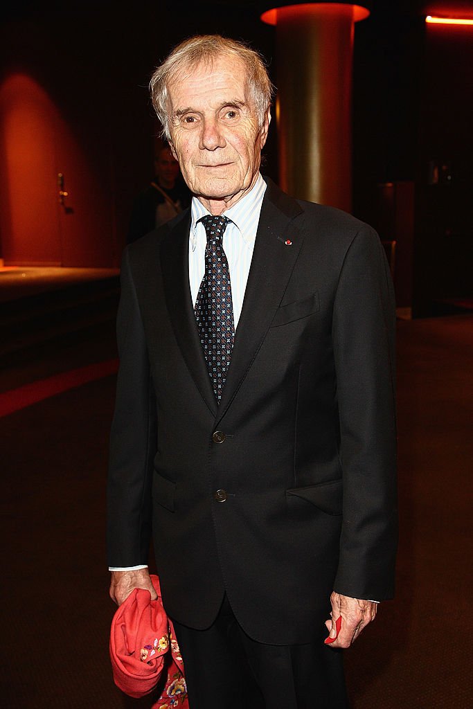 Pierre Schoendoerffer assiste à la première de "Switch" Paris au Cinéma Gaumont Marignan le 20 juin 2011 à Paris, France. | Photo : Getty Images Pierre Schoendoerffer assiste à la première de "Switch" Paris au Cinéma Gaumont Marignan le 20 juin 2011 à Paris, France. | Photo : Getty Images