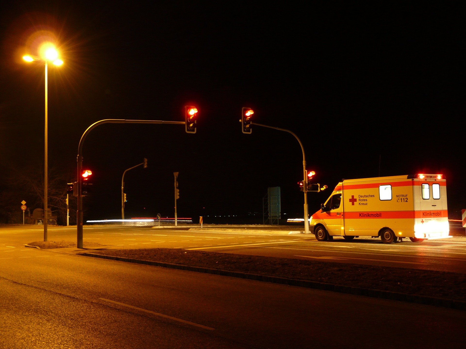 An ambulance at the traffic lights at night | Source: Pixabay