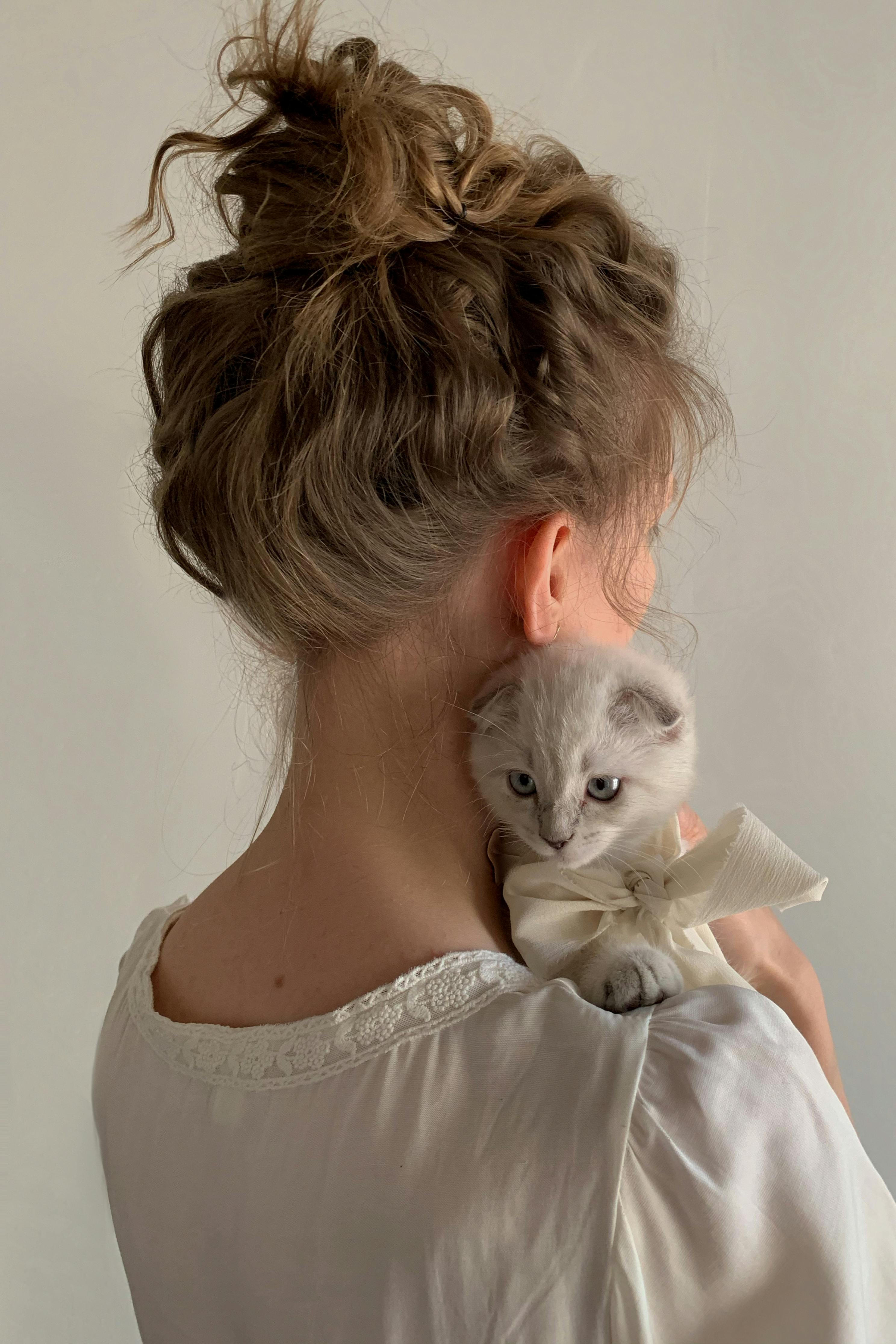 A woman with a cat | Source: Pexels