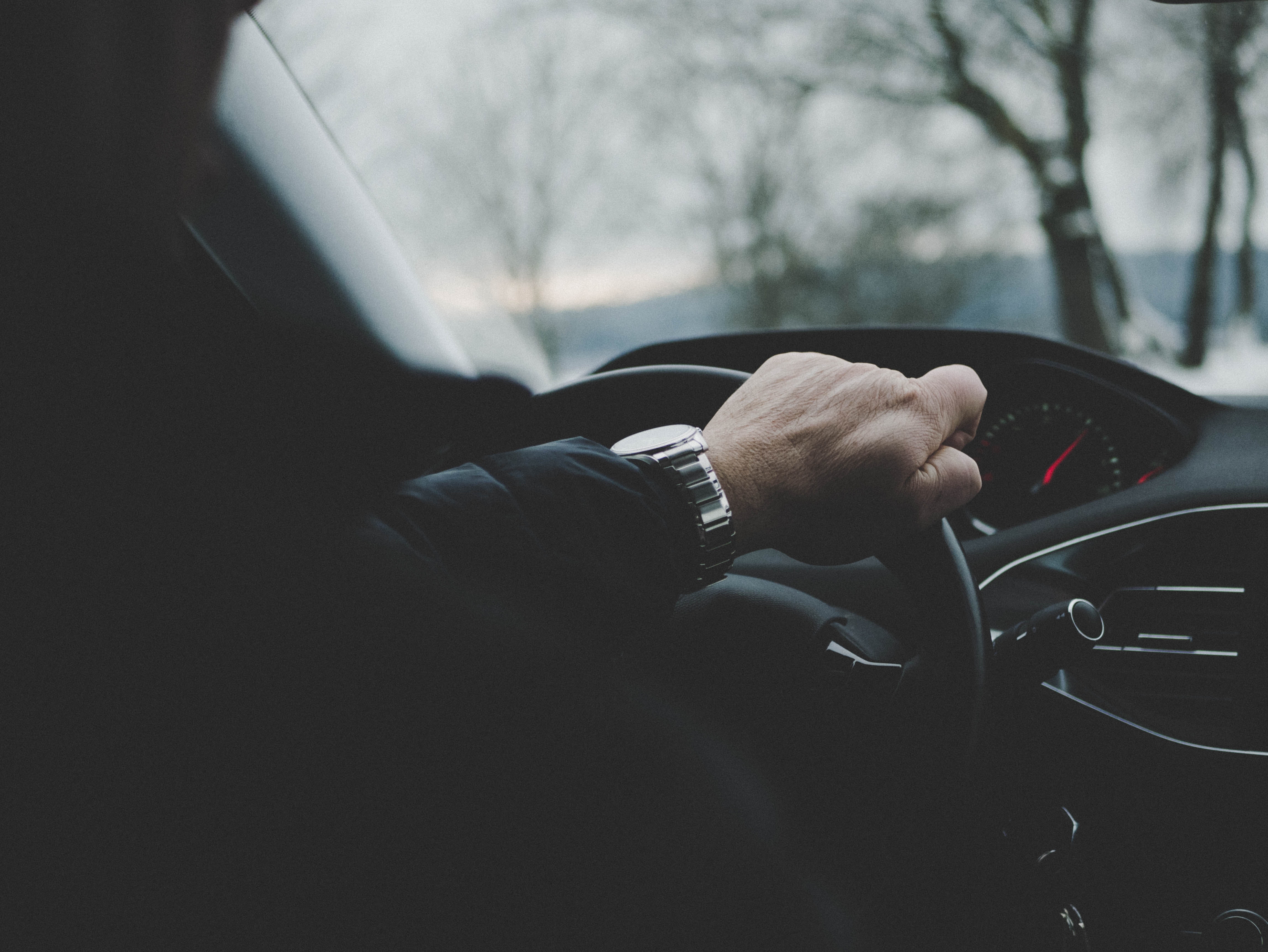 A man driving a car. | Photo: Pexels