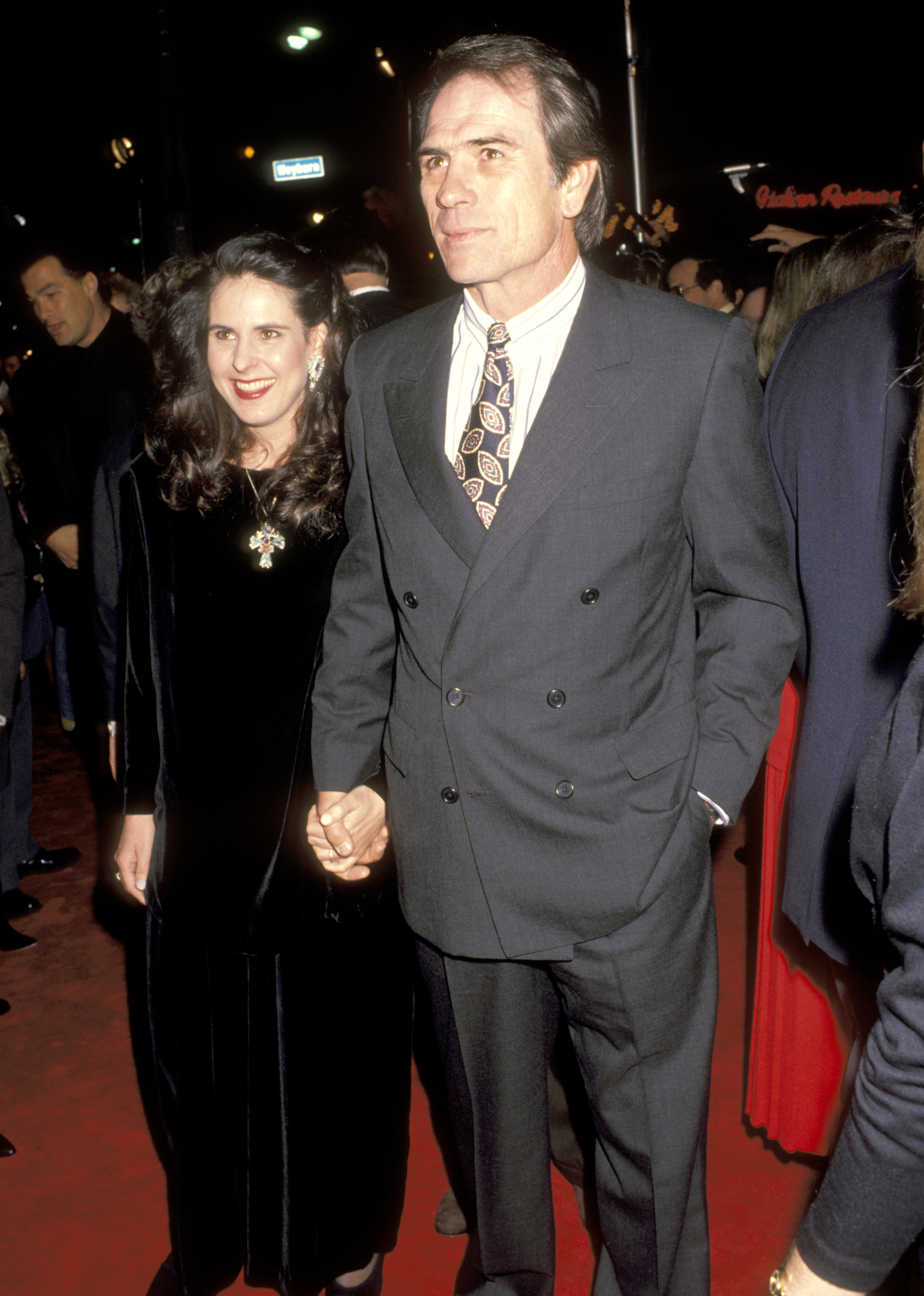Kimberlea and Tommy Lee Jones at the Los Angeles premiere of "JFK" in Westwood, California, on December 17, 1991 | Source: Getty Images