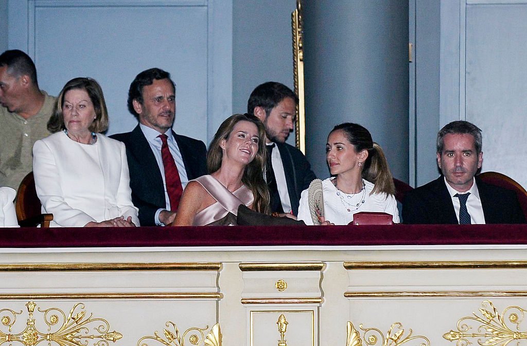 Natalia, Alvaro, Amelia, Manuel, Alejandra y Jacobo asisten en un concierto de Raphael.| Foto: Getty Images. 