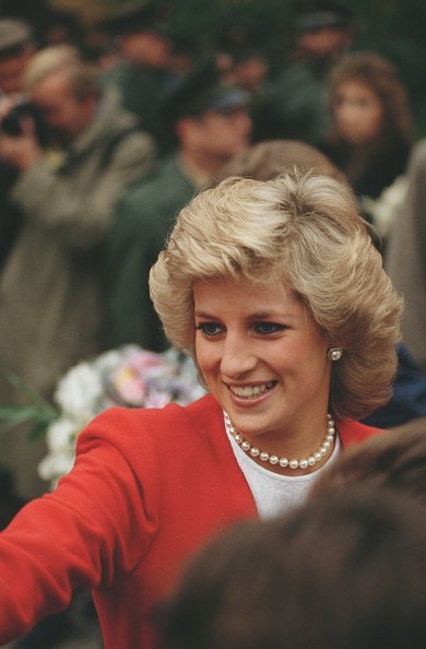 Diana, Prinzessin von Wales (1961 - 1997) bei der Begegnung mit der Bevölkerung in Celle am letzten Tag ihres Besuchs in Deutschland, November 1987 | Quelle: Getty Images