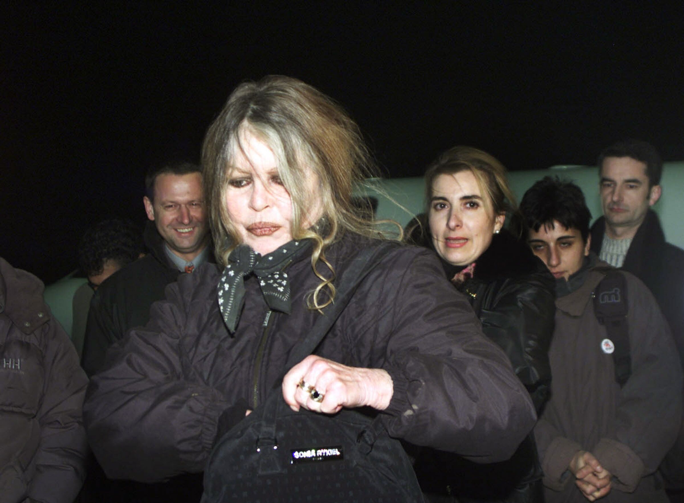  Brigitte Bardot arrive à l'aéroport de Bucarest, en Roumanie, le 28 février 2001. | Photo : Getty Images