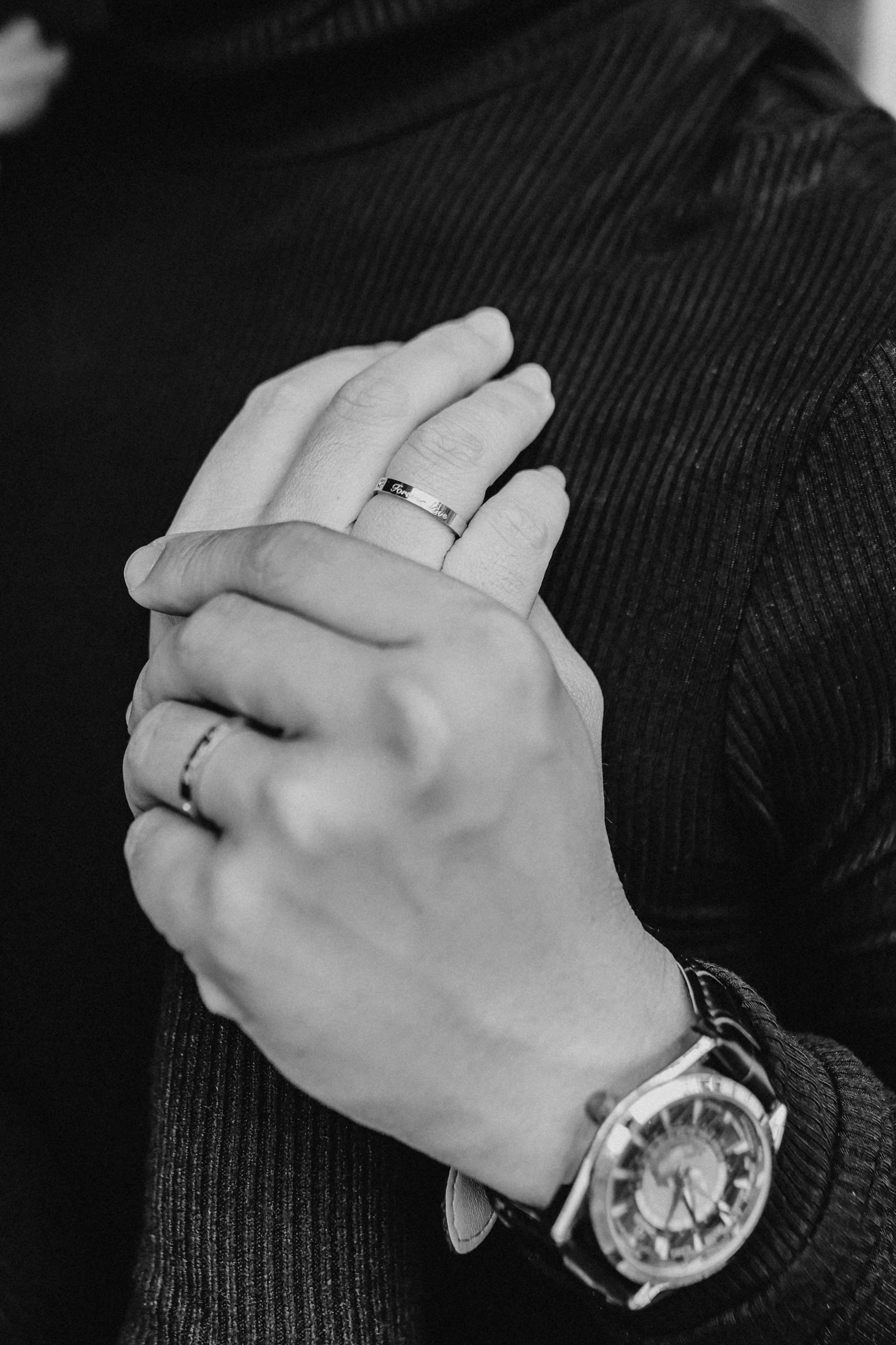 Close-up shot of a married couple holding hands | Source: Pexels