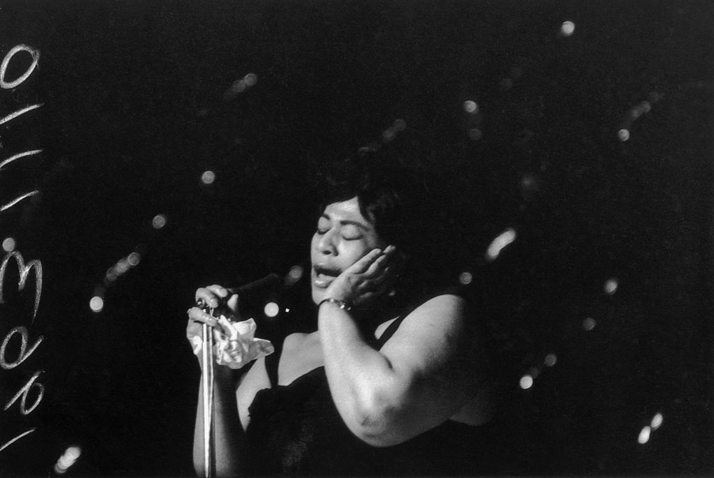 American jazz singer Ella Fitzgerald (1917 - 1996) singing at the Hammersmith Odeon. | Photo: Getty Images