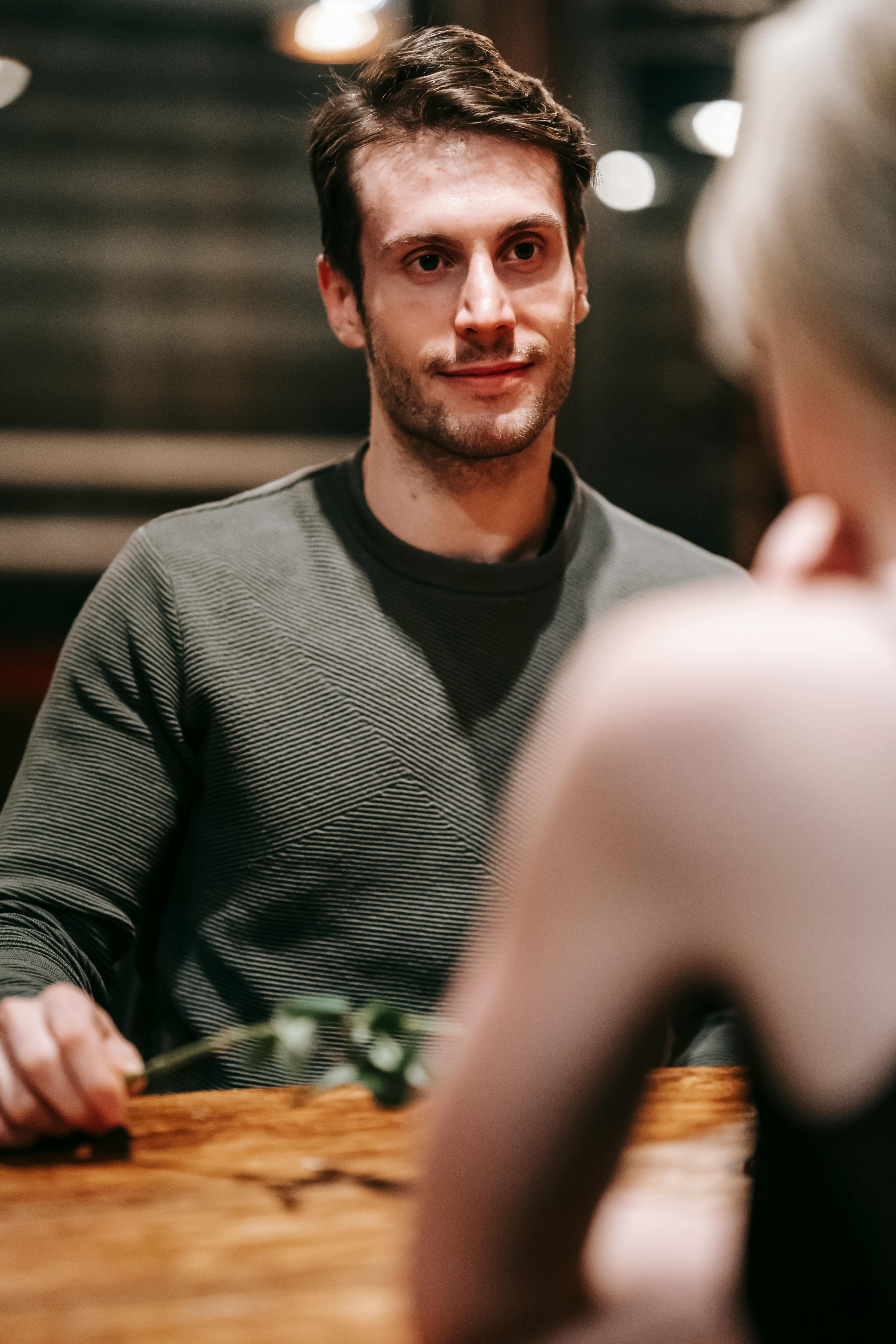 A couple sitting at a restaurant | Source: Pexels