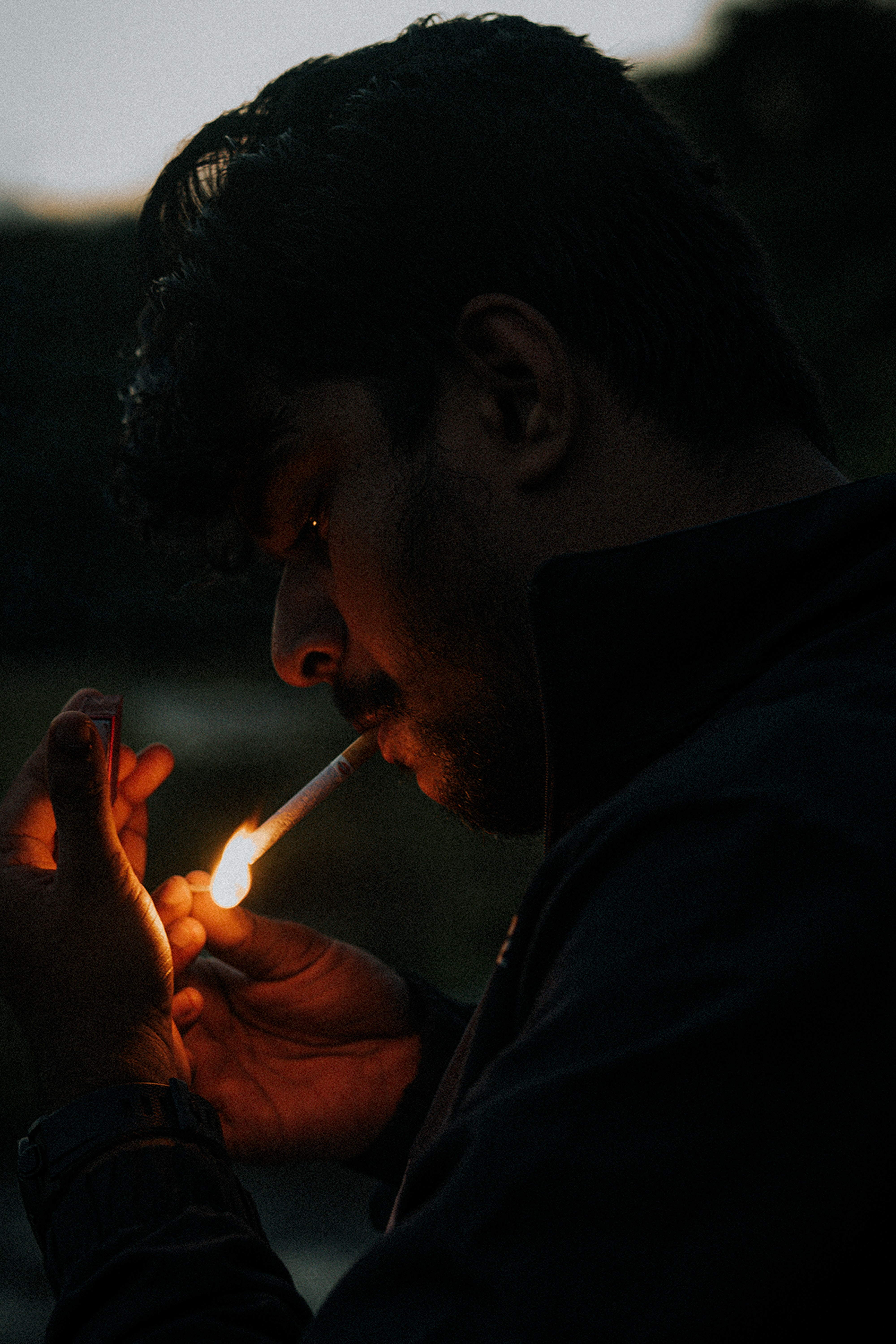 Песня ночь сигарета. Человек курит. Курящий человек вечером. Сигарета ночью. Человек ночью курит.