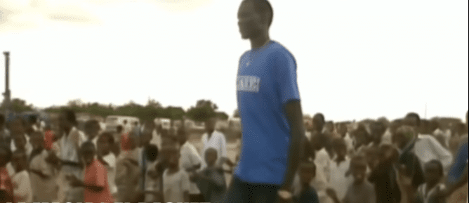 Manute Bol in South Sudan | Photo: YouTube/La Magia Del Basket