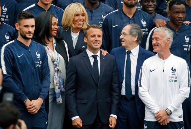 Le président français Emmanuel Macron, le gardien de but de l'équipe de France Hugo Lloris, le sélectionneur de l'équipe de France Didier Deschamps l'épouse du président français Brigitte Macron et le président de la Fédération française de football (FFF) Noel Le Graet | Photo : Getty Images