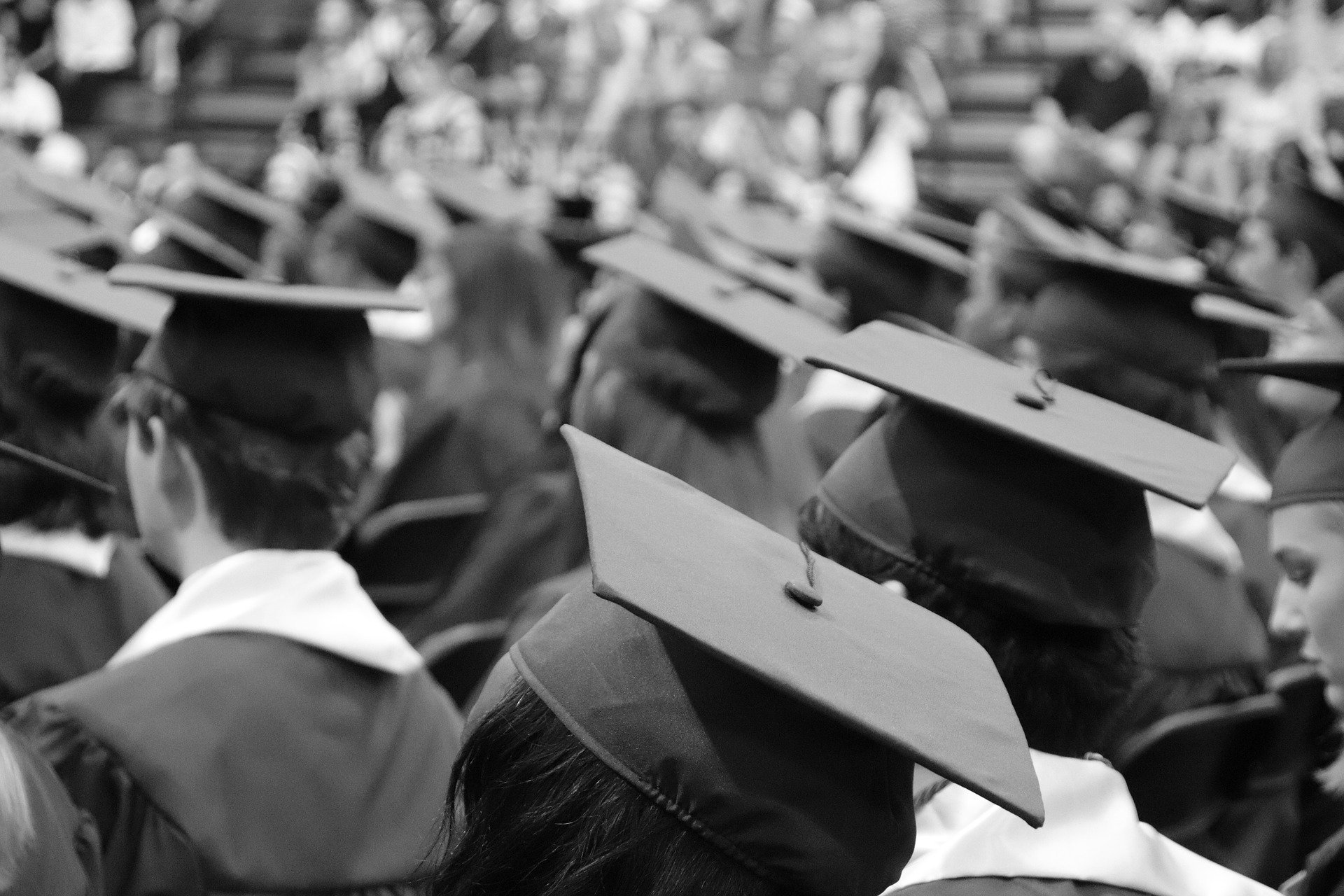 A black and white photo of graduates in their caps. | Photo: Pixabay/ McElspeth