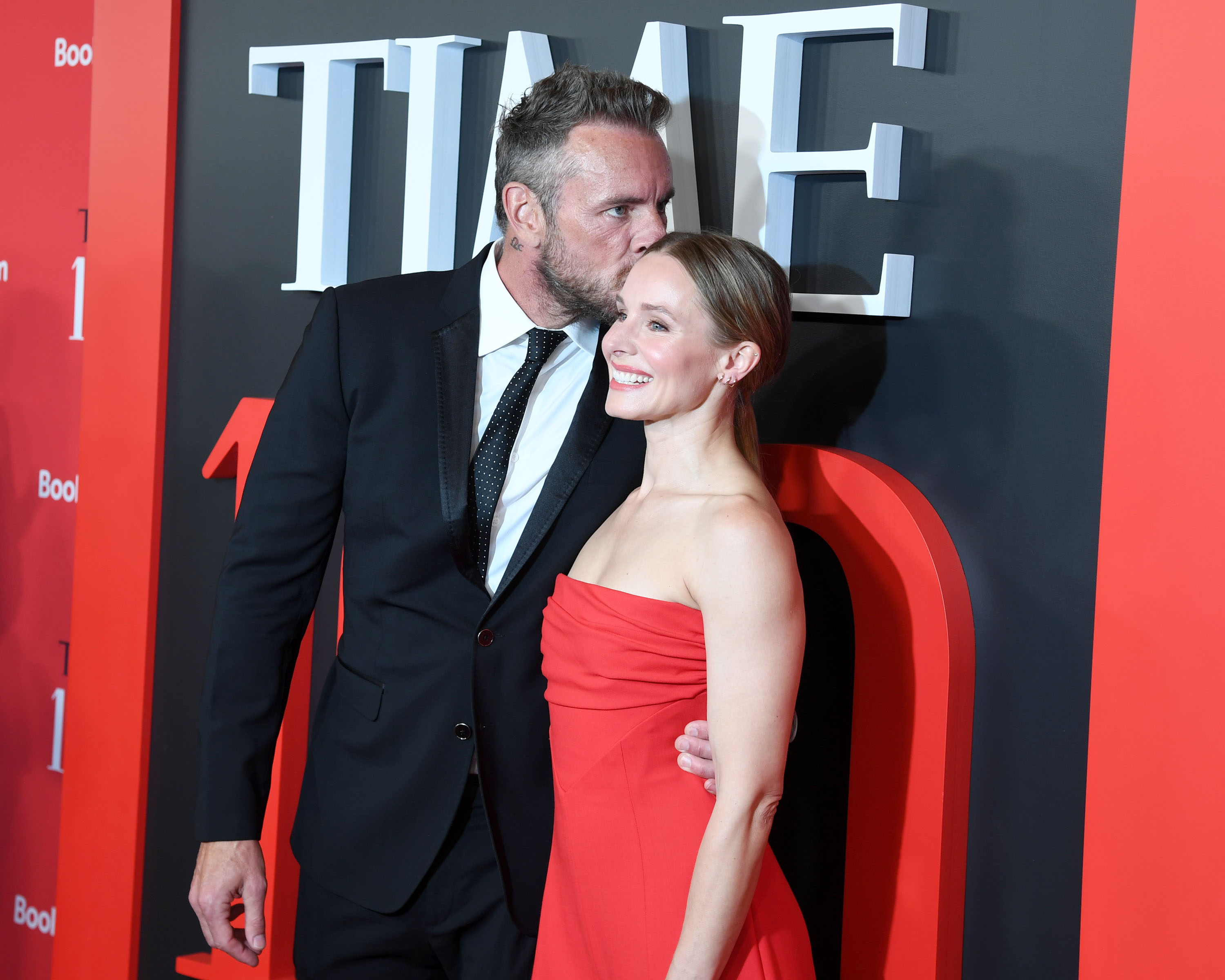 Dax Shepard gives his wife, Kristen Bell a side head kiss at the 2025 TIME 100 Gala at Jazz at Lincoln Center in New York on April 24, 2025 | Source: Getty Images