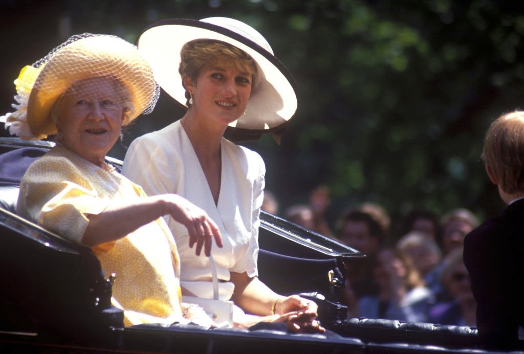 La reine Élisabeth, reine mère, Diana, princesse de Galles, lors du défilé des drapeaux, le 13 juin 1992 : Getty Images