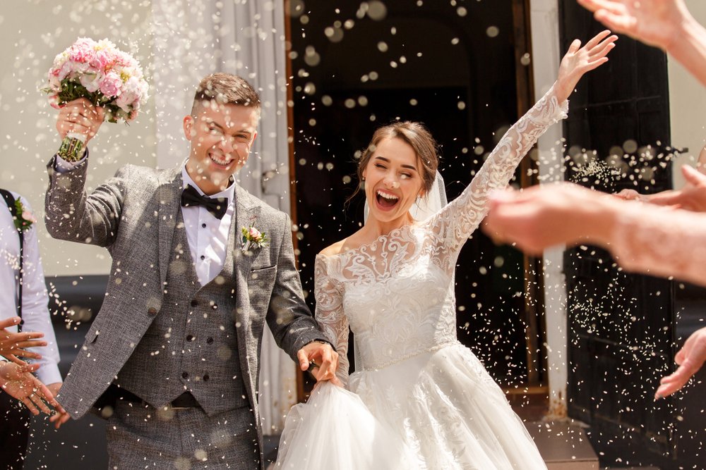 Braut und Bräutigam während der Zeremonie. | Quelle: Shutterstock