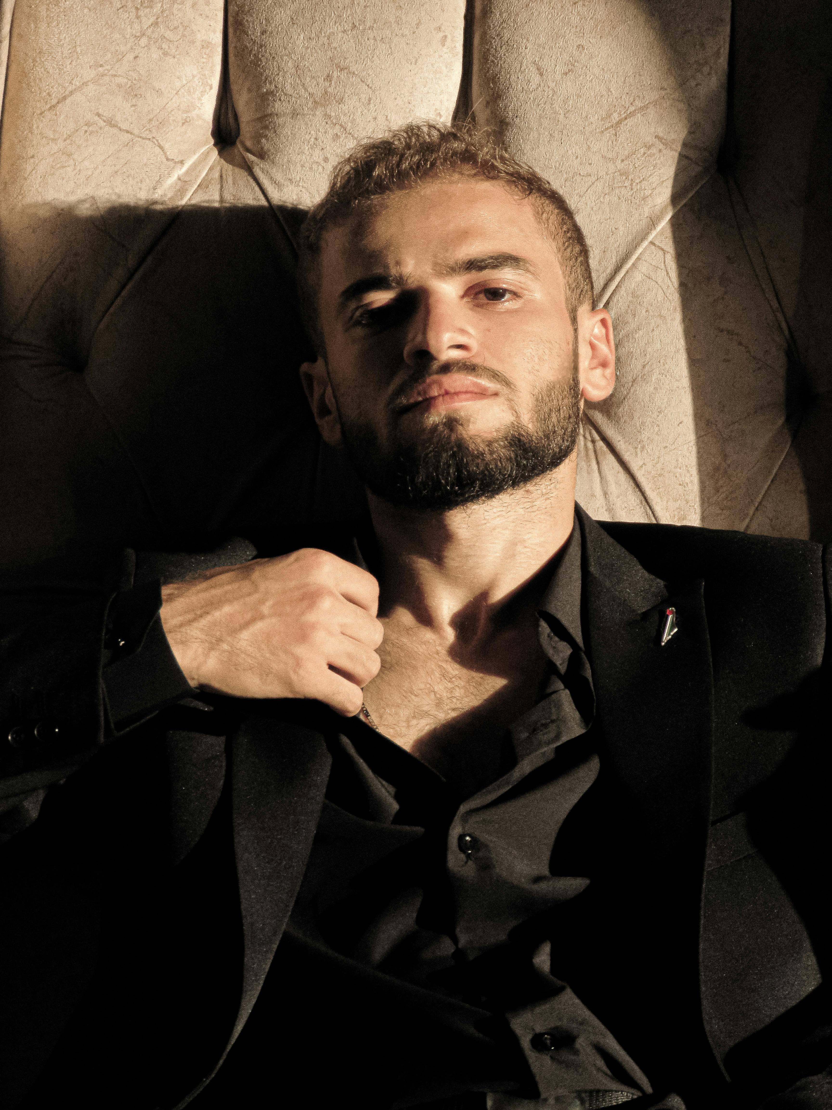 A serious man in a black suit | Source: Pexels