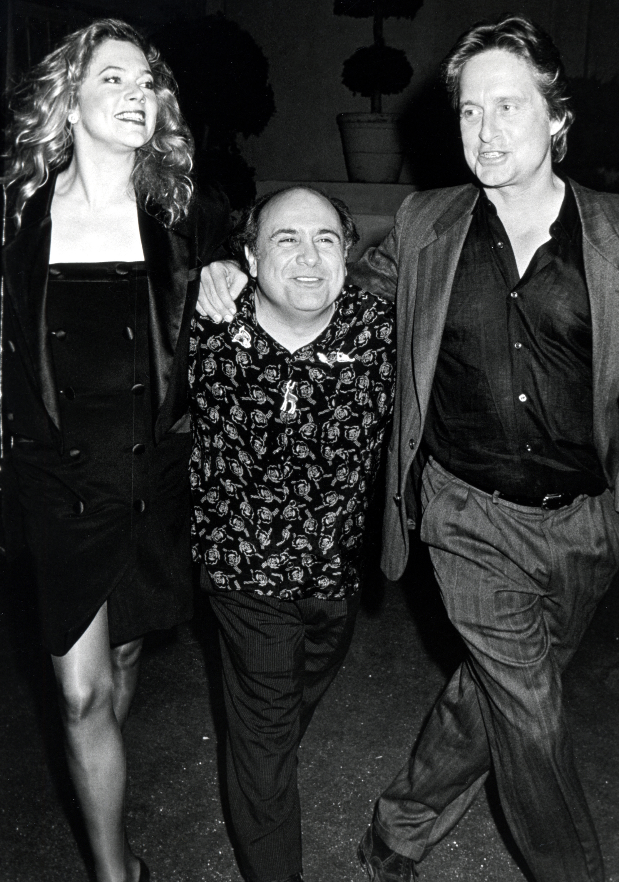 Kathleen Turner, Danny DeVito, and Michael Douglas at the premiere of "The War of the Roses" in Los Angeles, California in 1989 | Source: Getty Images