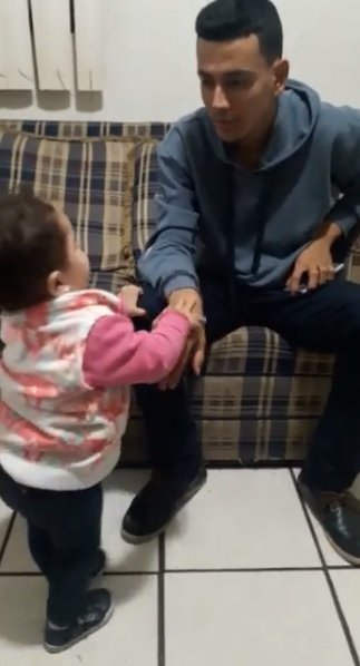 Toddler trying to get her father's attention | Source: Facebook/Lupita Padilla