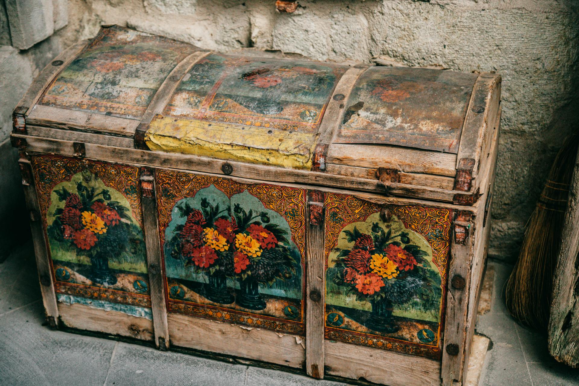 An ornamental old chest on the ground | Source: Pexels