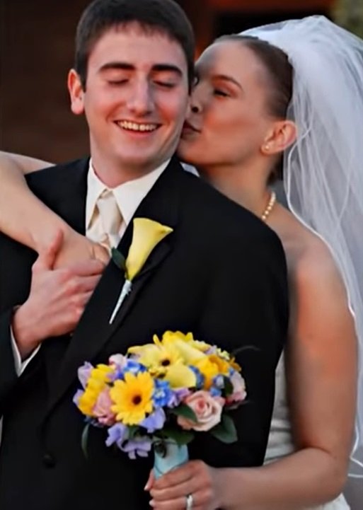 Neil y Laura en su primera boda.| Imagen tomada de: YouTube/Daily Mail Tv Neil y Laura en su primera boda.| Imagen tomada de: YouTube/Daily Mail Tv
