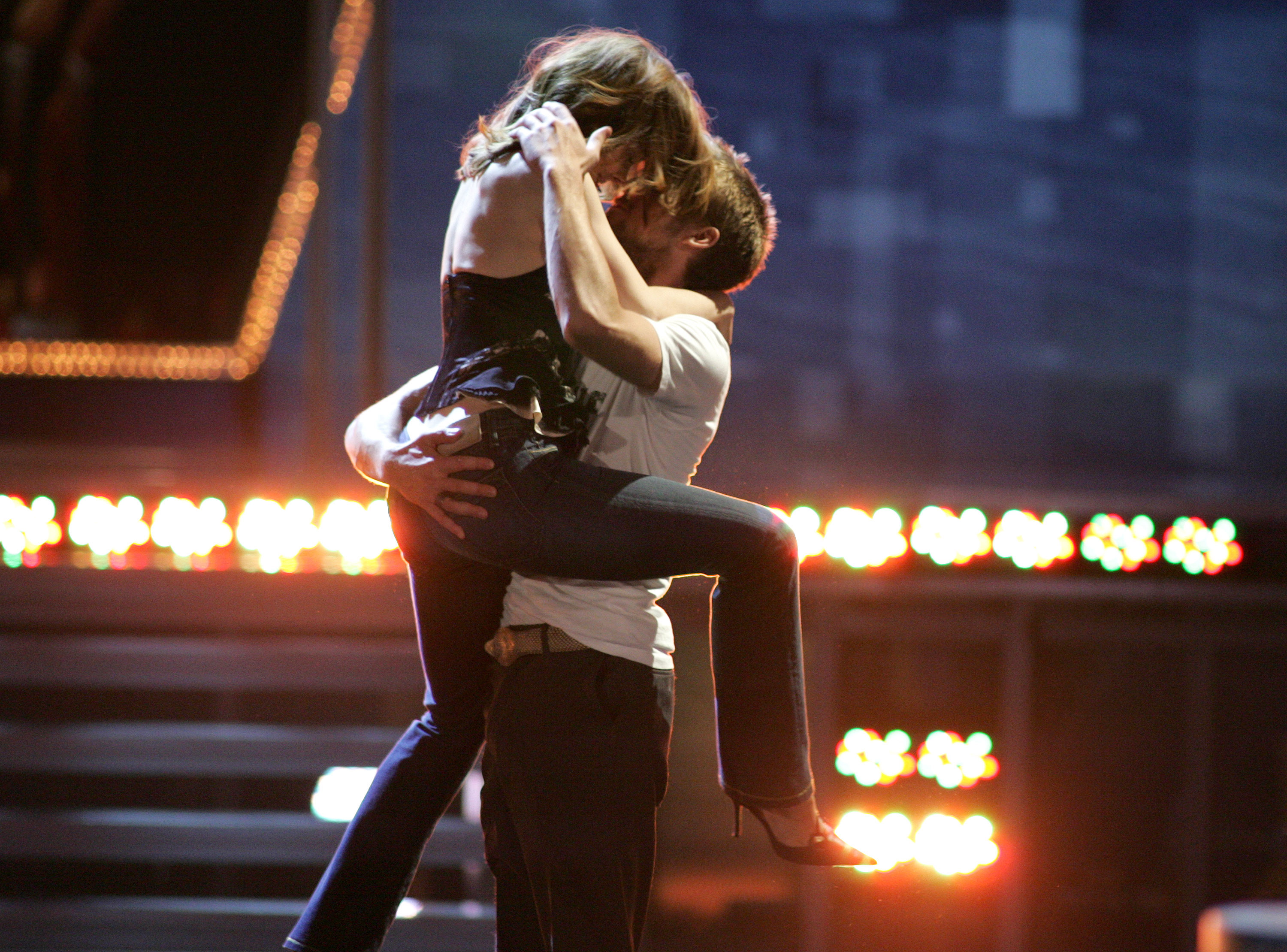 Rachel McAdams and Ryan Gosling, reprise their roles in "The Notebook" for Best Kiss Award at the 2005 MTV Movie Awards | Source: Getty Images