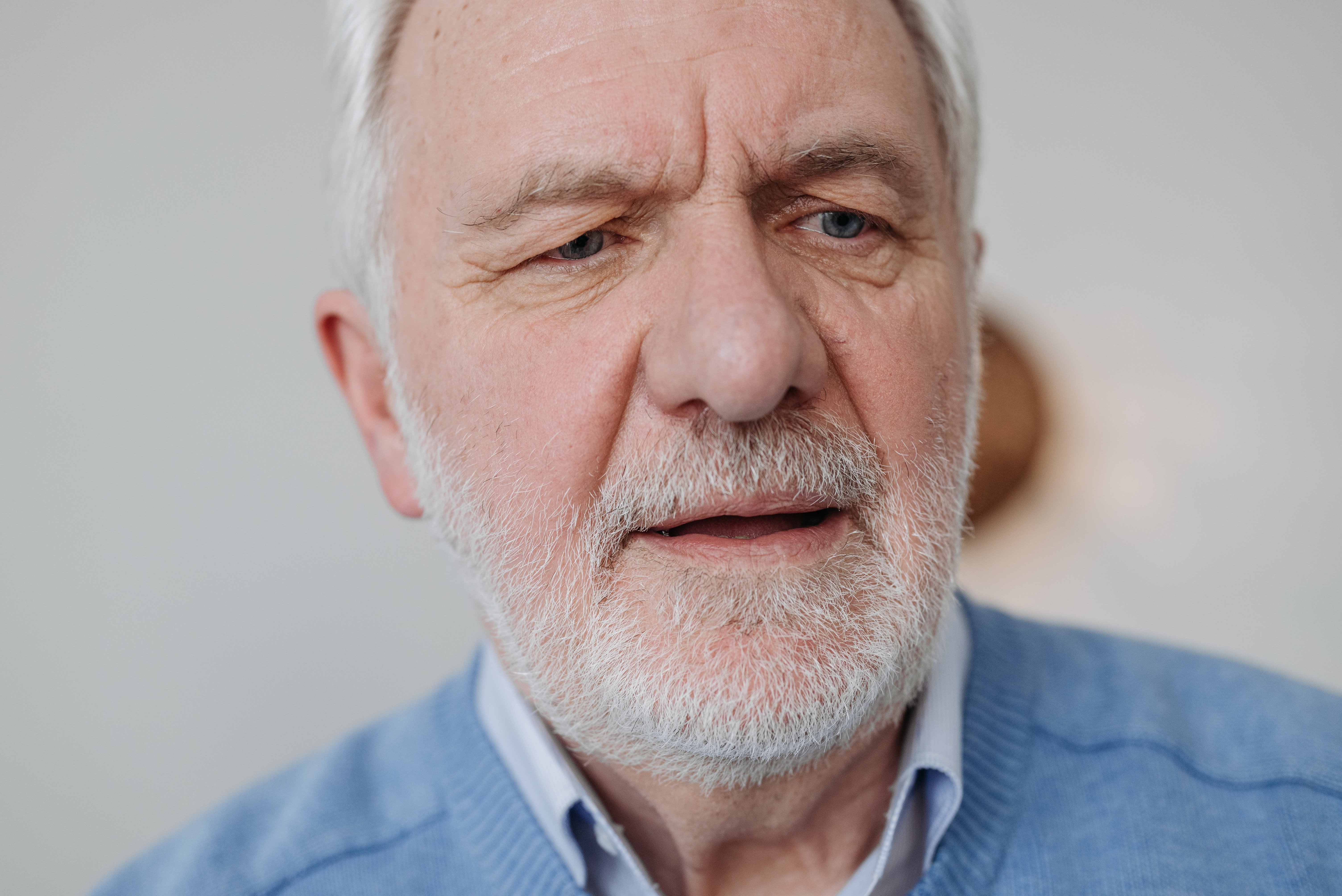 Hombre mayor con rostro de angustia. | Foto: Pexels