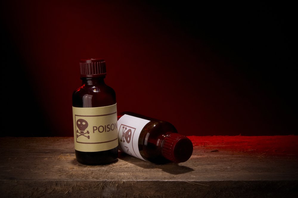 Deux bouteilles de verre de poison. | Shutterstock Deux bouteilles de verre de poison. | Shutterstock