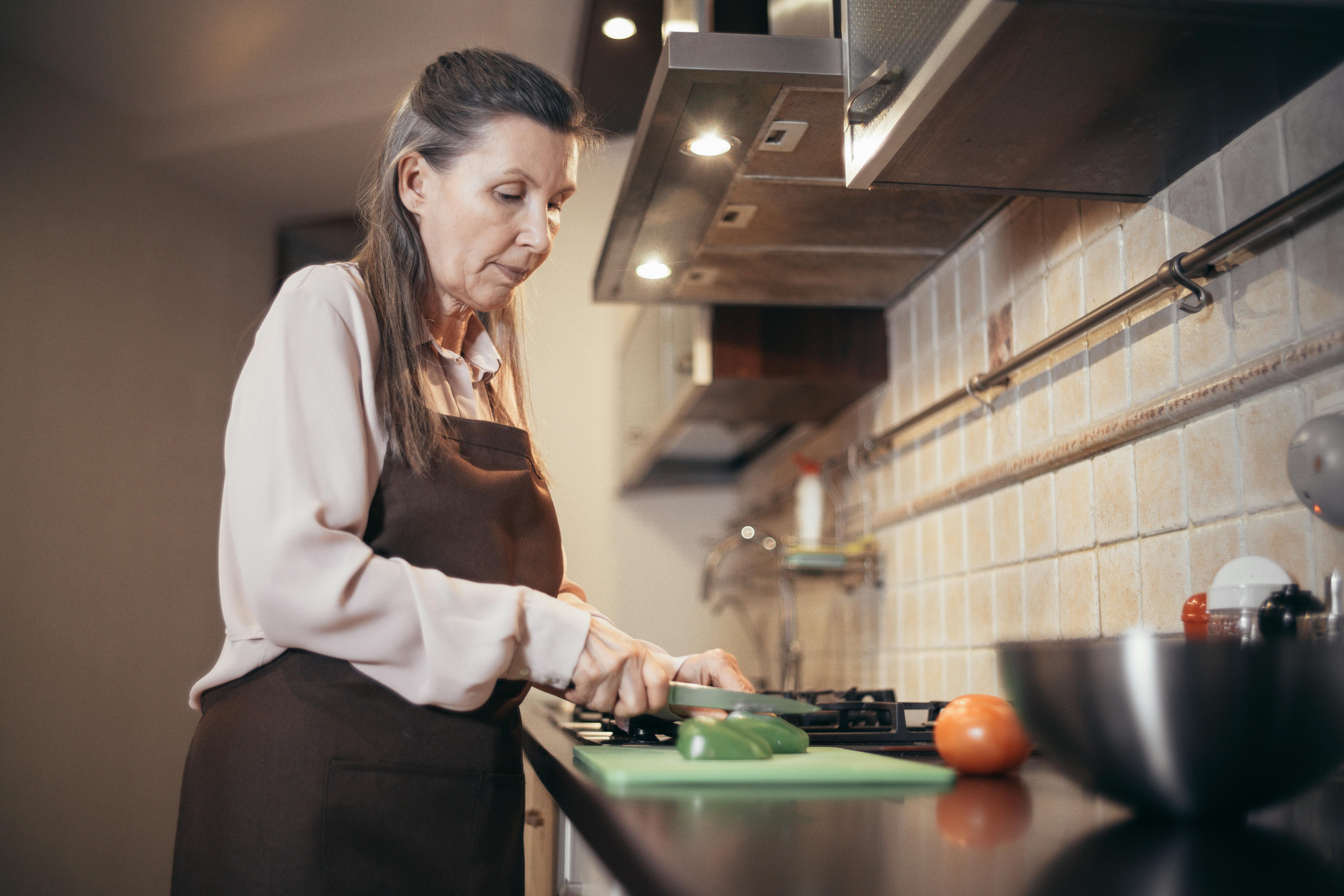A woman cooking | Source: Pexels