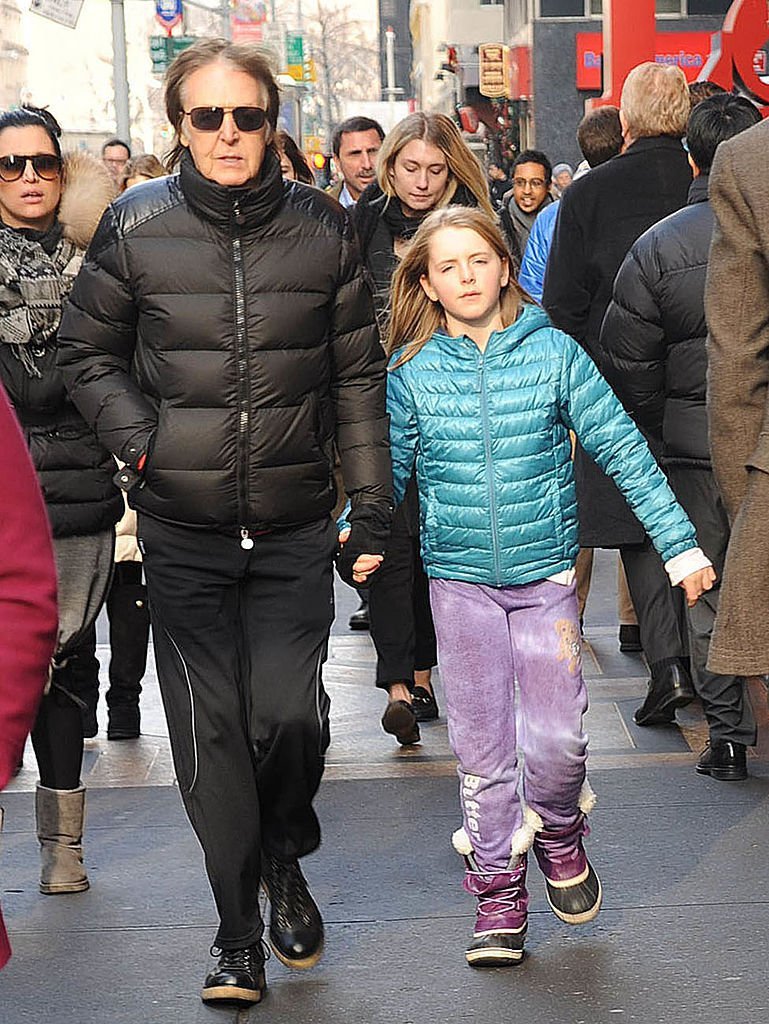 Paul McCartney und seine Tochter Beatrice bei einem Ausflug am 19. Dezember 2013 | Quelle: Getty Images
