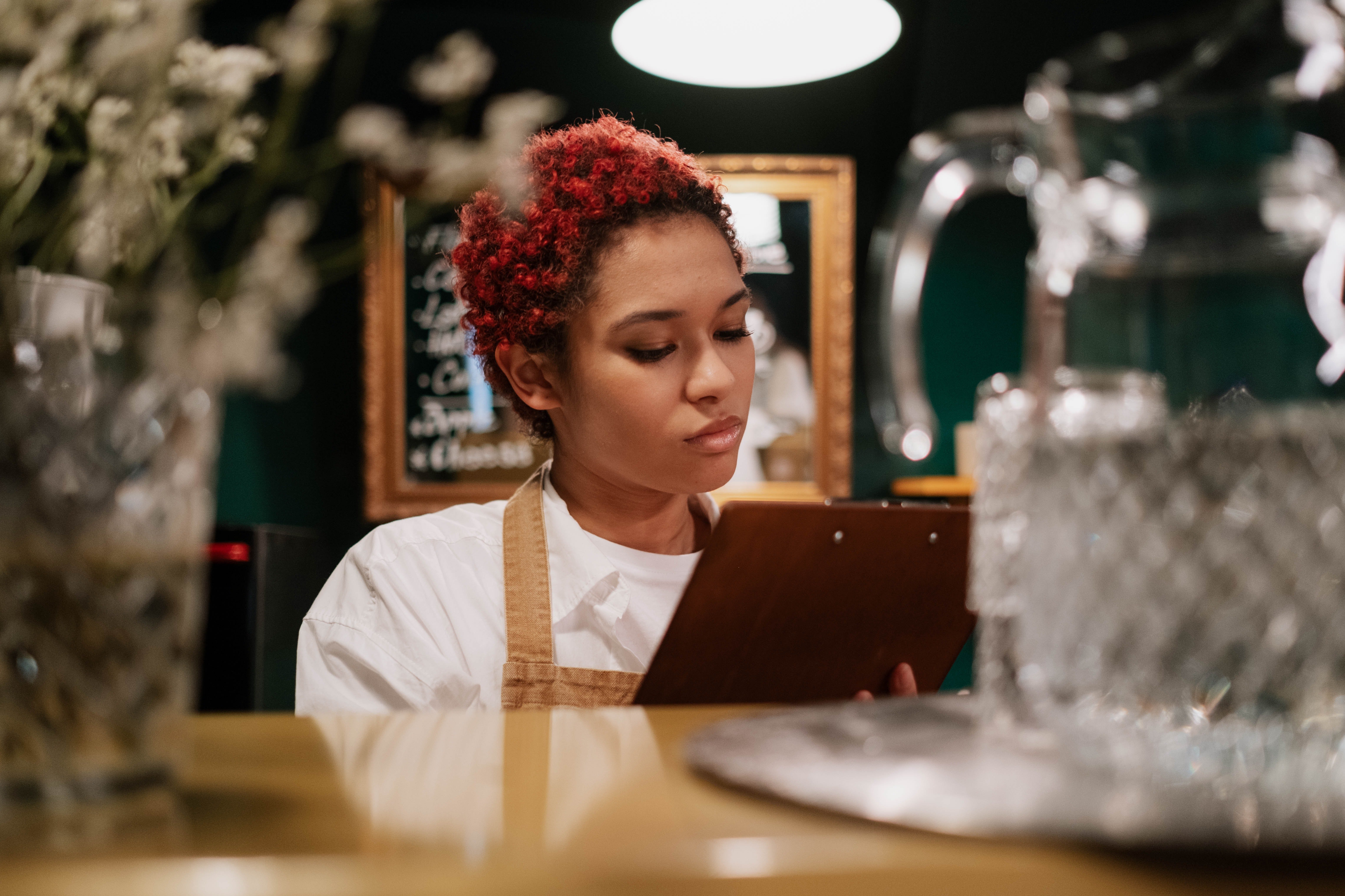 Waitress looking at the list of orders | Photo: Pexels