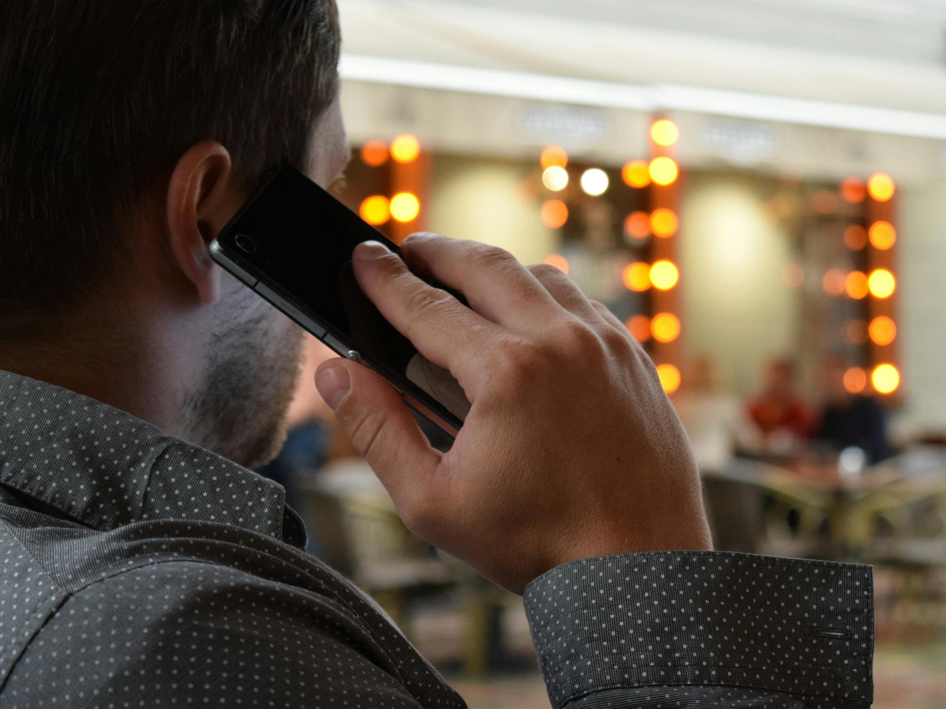 A man talking to his father on the phone | Source: Pexels