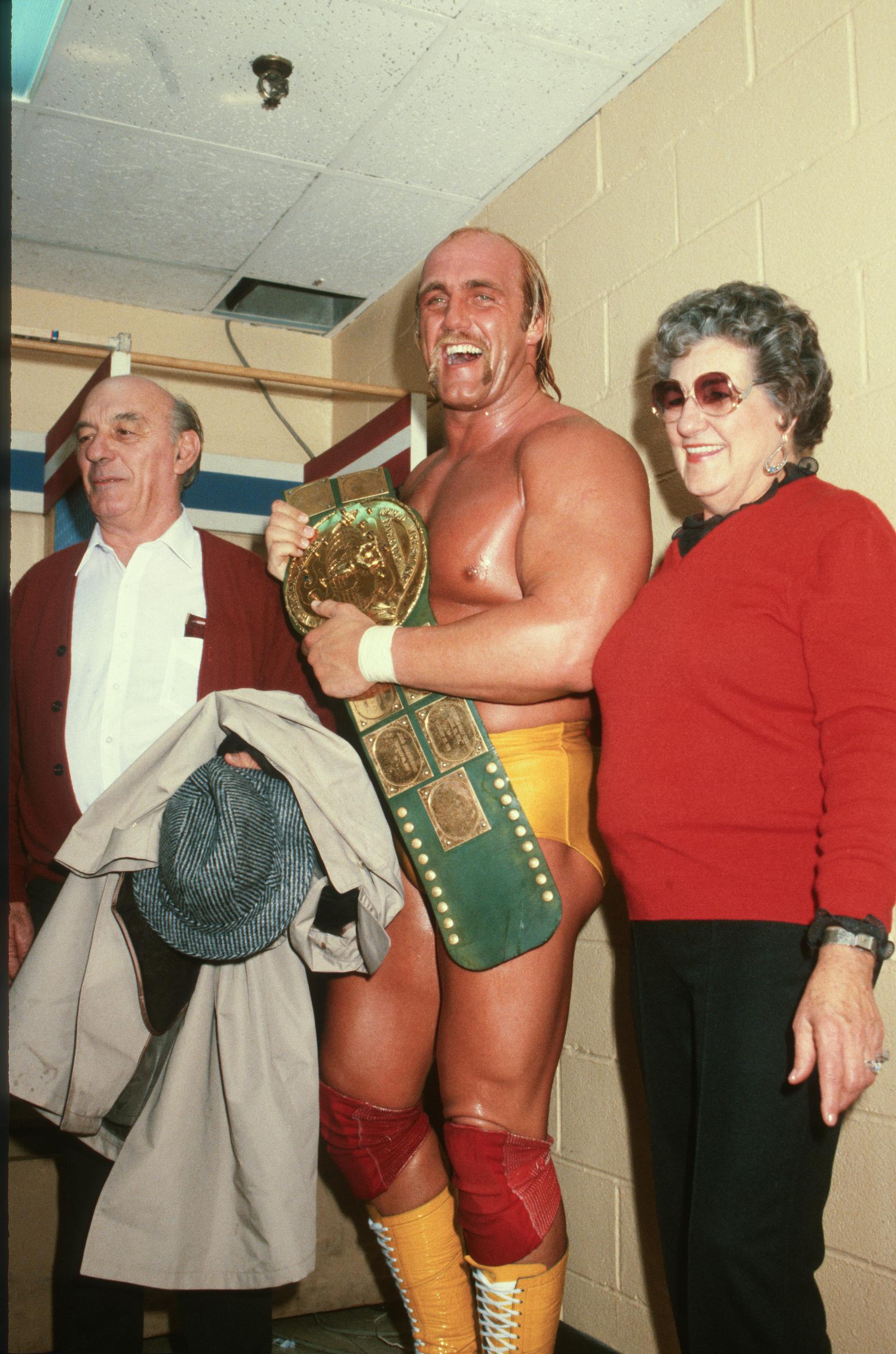 Hulk Hogan with parents, Peter and Ruth Bollea, at Madison Square Garden in New York on January 23, 1984. | Source: Getty Images
