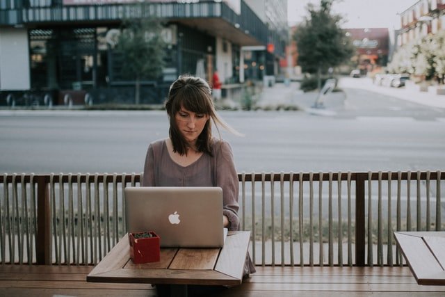 Une femme qui travaille à l'extérieur | Photo : Getty Images