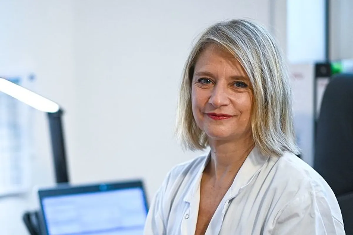 Karine Lacombe pose à l'hôpital Saint-Antoine à Paris.|Photo : Getty Images