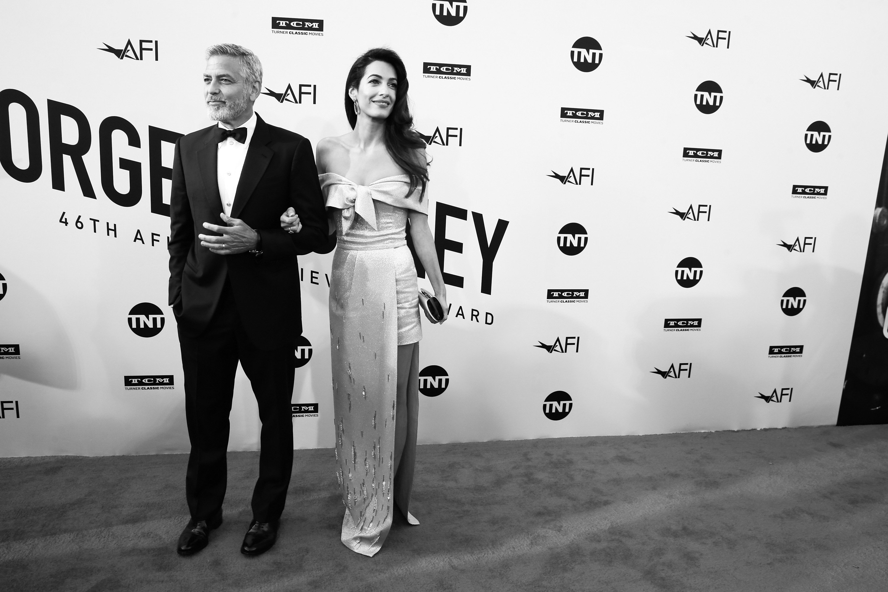 George y Amal Clooney en la 46° gala tributo del Premio a Logros de una Vida (Life Achievement Award Gala Tribute) del Instituto del Cine Americano (AFI) en honor a George Clooney, en el teatro Dolby, el 7 de junio de 2018 en Hollywood, California. || Fuente: Getty Images George y Amal Clooney en la 46° gala tributo del Premio a Logros de una Vida (Life Achievement Award Gala Tribute) del Instituto del Cine Americano (AFI) en honor a George Clooney, en el teatro Dolby, el 7 de junio de 2018 en Hollywood, California. || Fuente: Getty Images