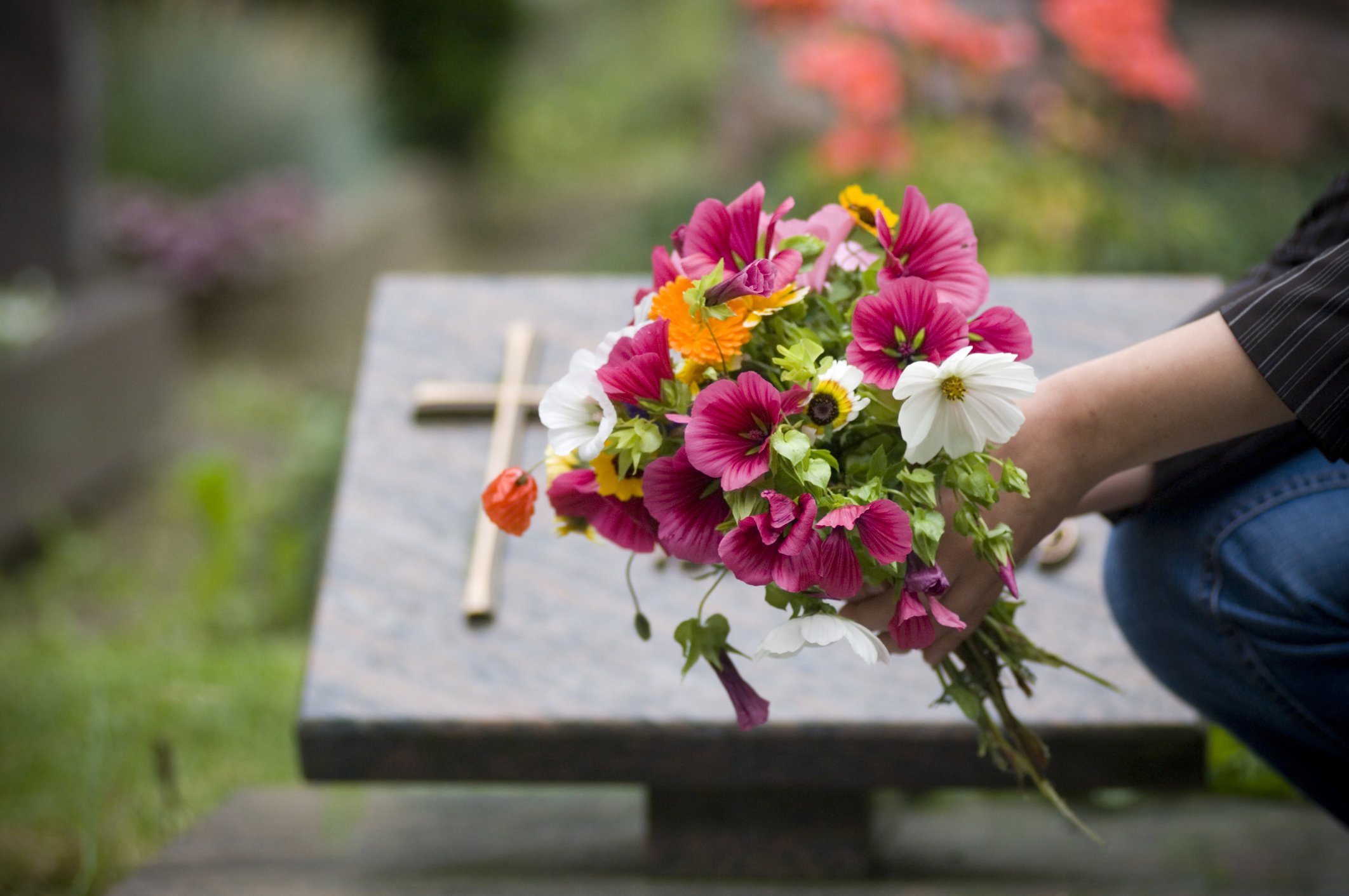 Lilli brachte regelmäßig Blumen zum Grab ihrer Schwester. | Quelle: Getty Images