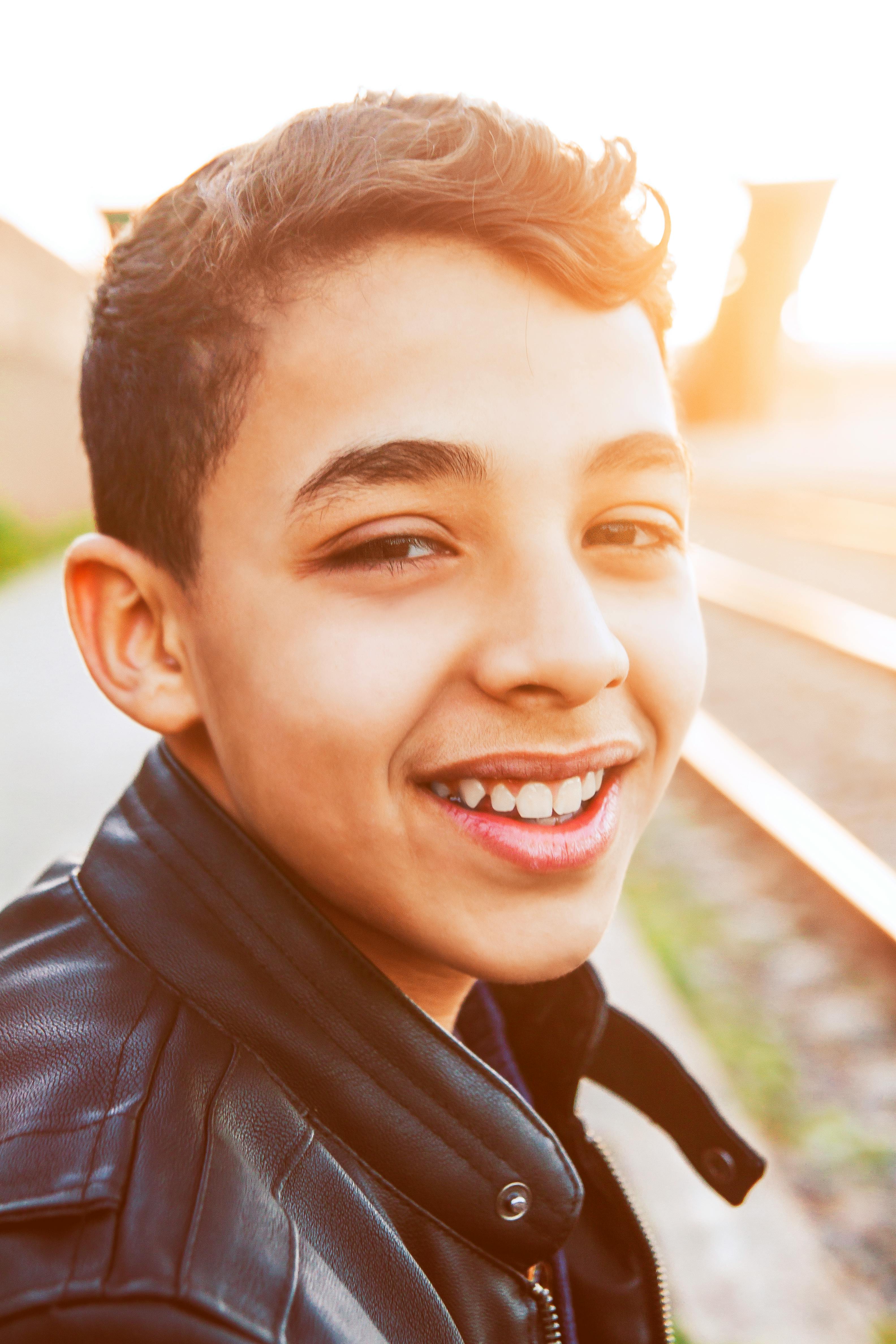 A happy teenage boy smiling | Source: Pexels