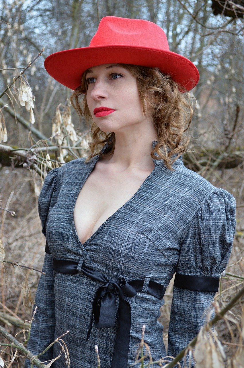 Une femme portant une veste à décolleté gris. | Photo : Getty Images