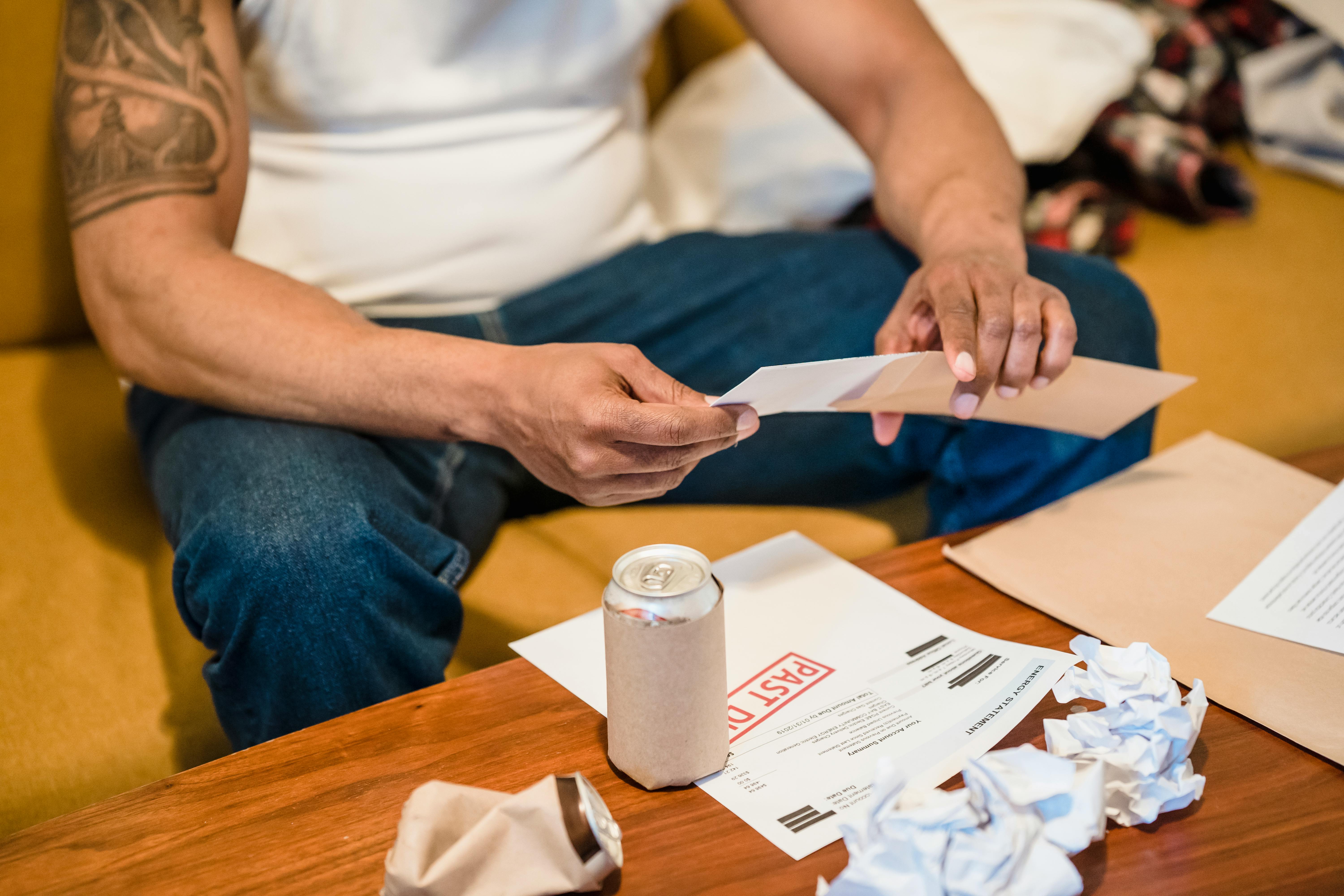 Man opening an envelope | Source: Pexels
