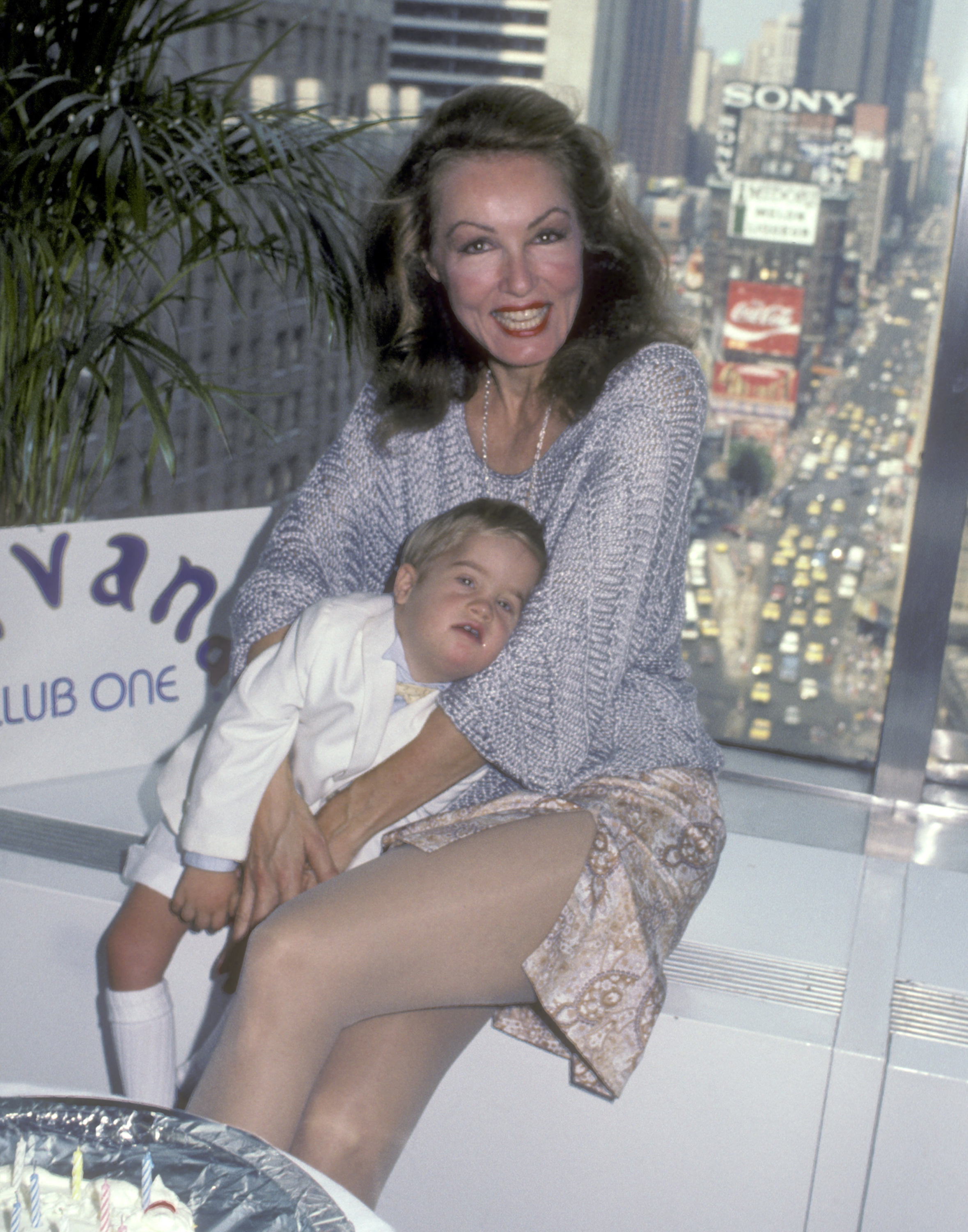 The celebrity and John Smith at her 51st birthday party on August 16, 1984, in New York City. | Source: Getty Images