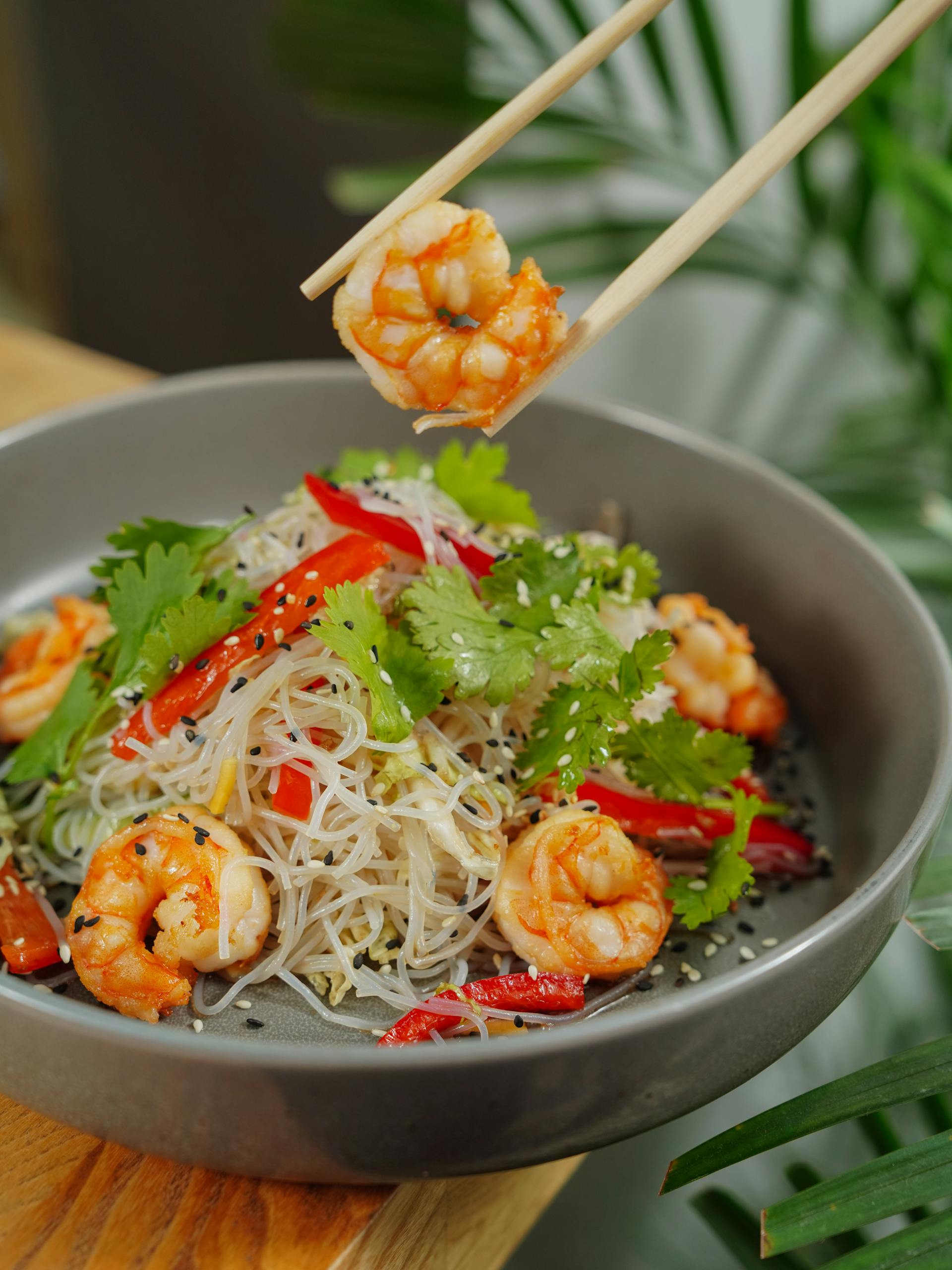 Prawns and noodles in a plate | Source: Pexels
