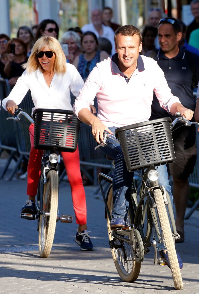  Le président français Emmanuel Macron et son épouse Brigitte Trogneux quittent leur maison à vélo à la veille du second tour des élections législatives françaises, le 17 juin 2017 au Touquet-Paris-Plage, en France. Le second tour des élections législatives françaises aura lieu le 18 juin 2017. | Photo : Getty Images