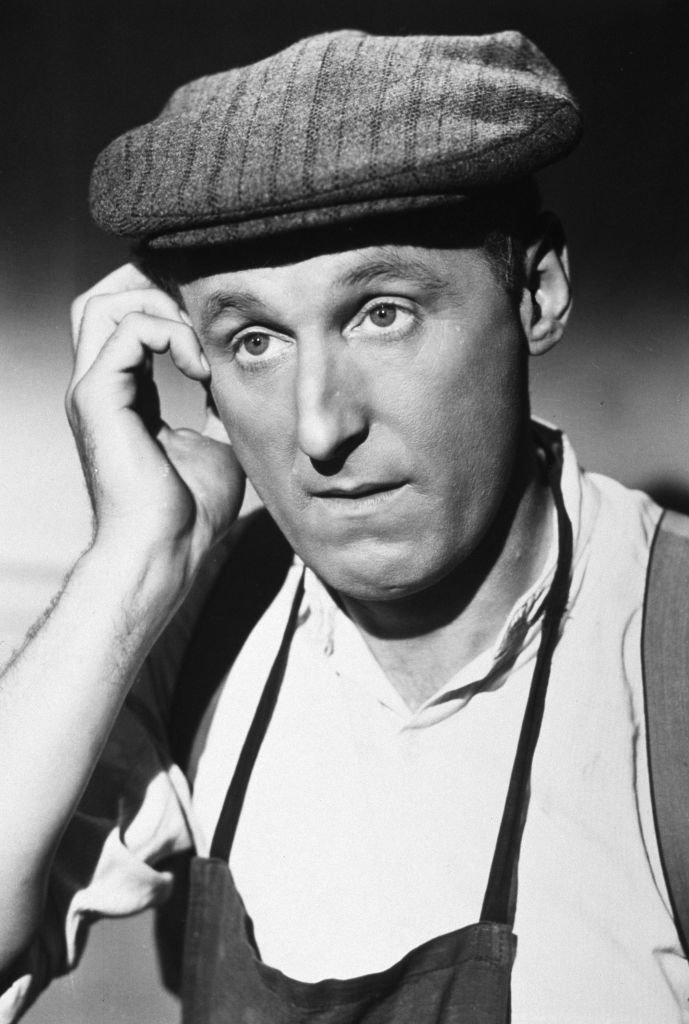 L'acteur français Bourvil sur le tournage du film "Le trou normand" de Jean Boyer, en juin 1952. | Photo : Getty Images