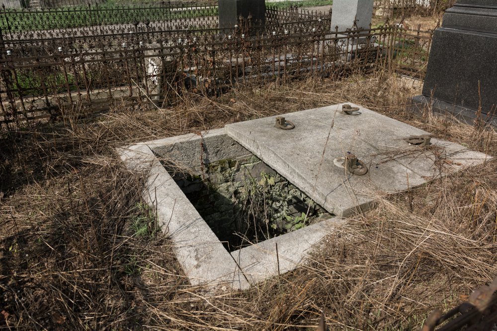 Un cimetière avec une tombe ouverte. | Shutterstock