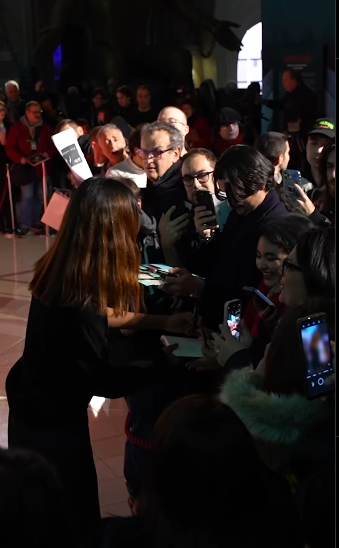 Zoe Saldaña signing autographs for fans at the "Emilia Perez" premiere, posted on December 3, 2024 | Source: Instagram/museocinema