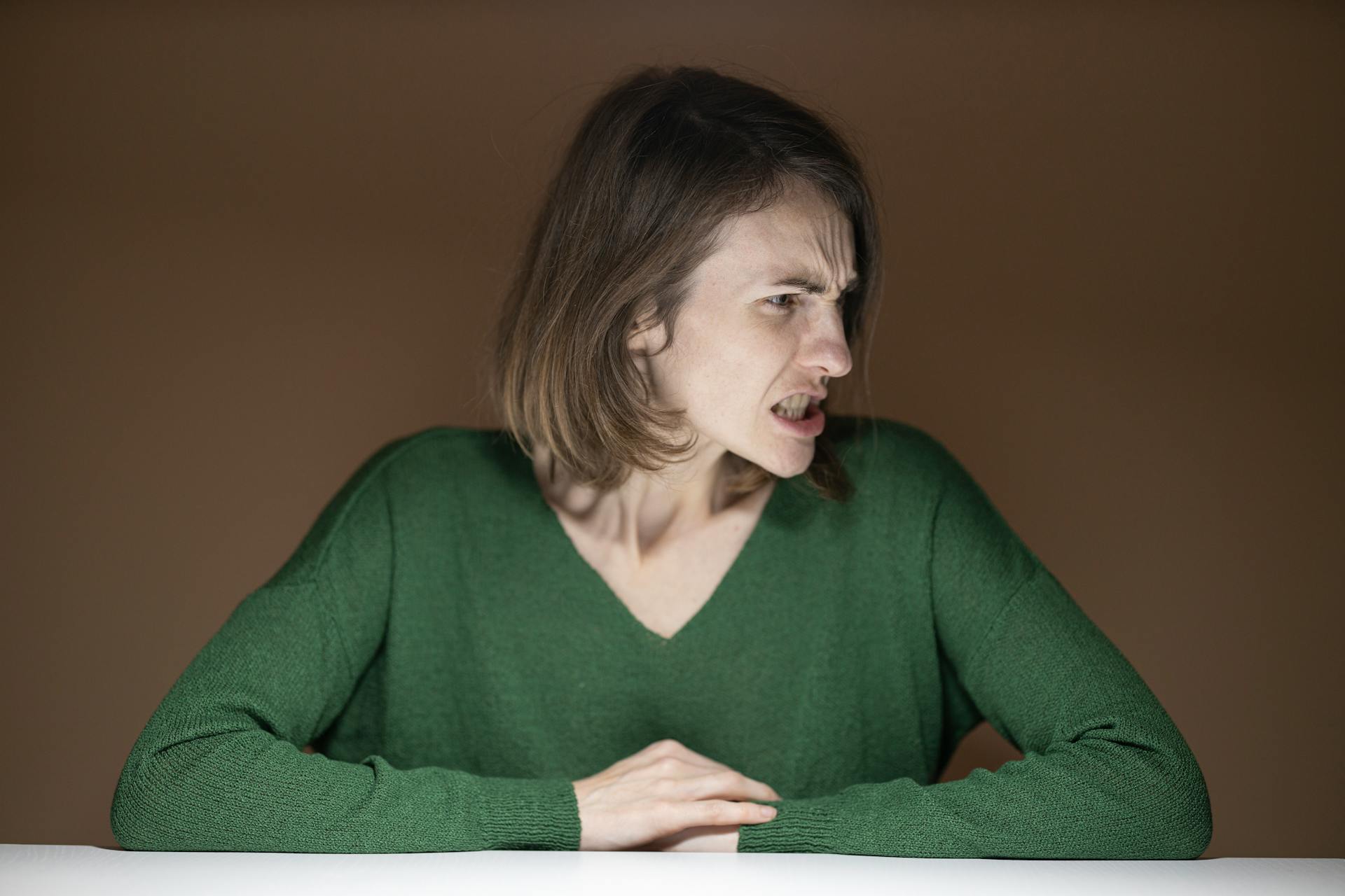 An angry woman clenching her jaw | Source: Pexels