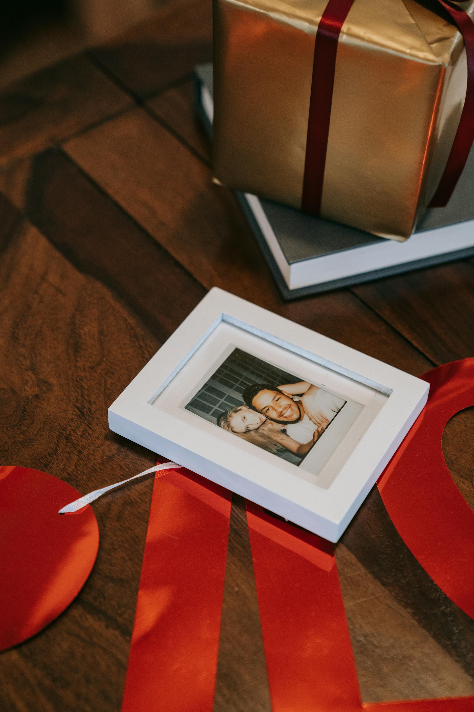 A wooden frame with a couple's photograph | Source: Pexels