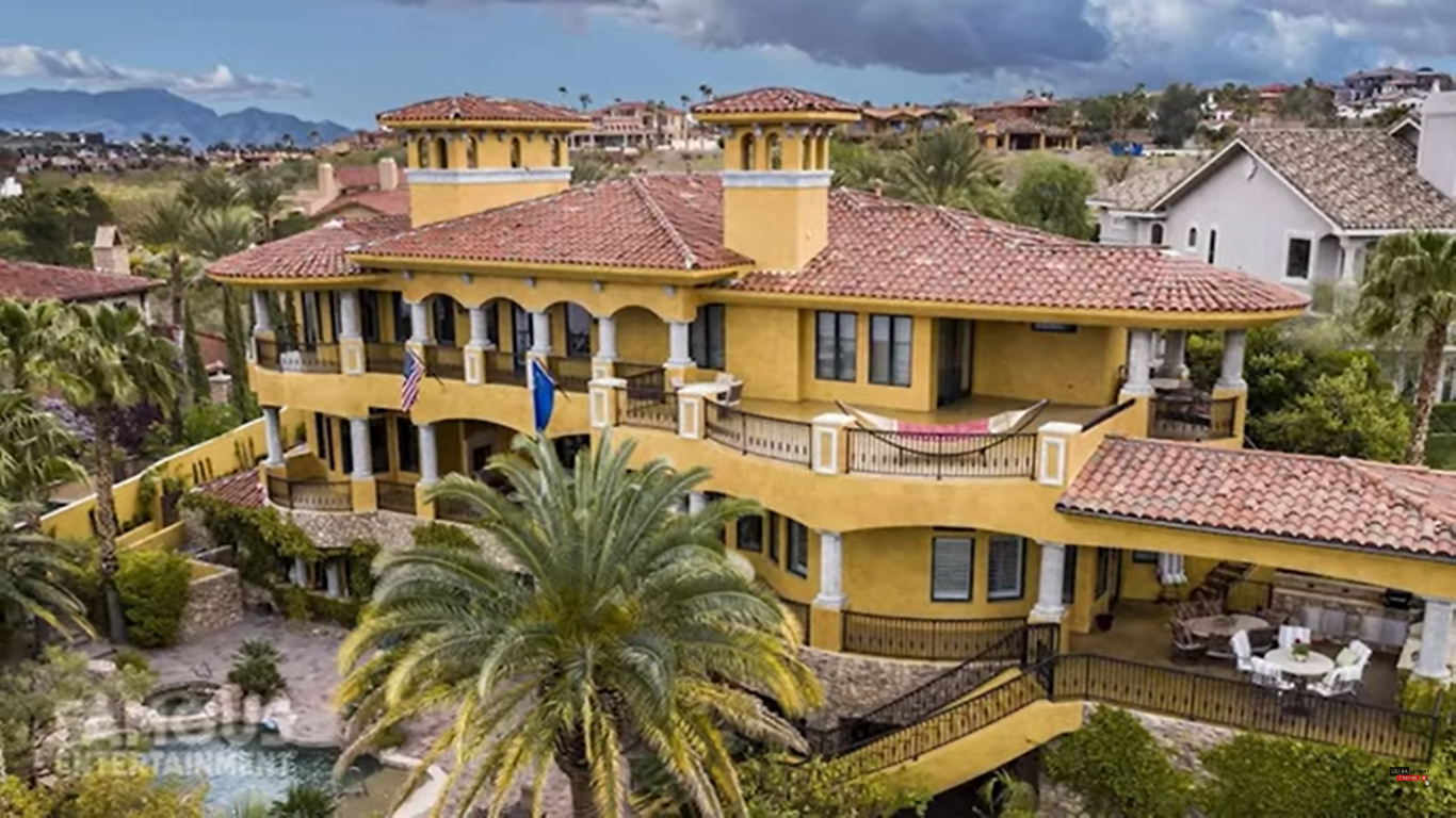 An exterior view of Celine Dion's home in Summerlain, Las Vegas | Source: YouTube/FamousLuxury