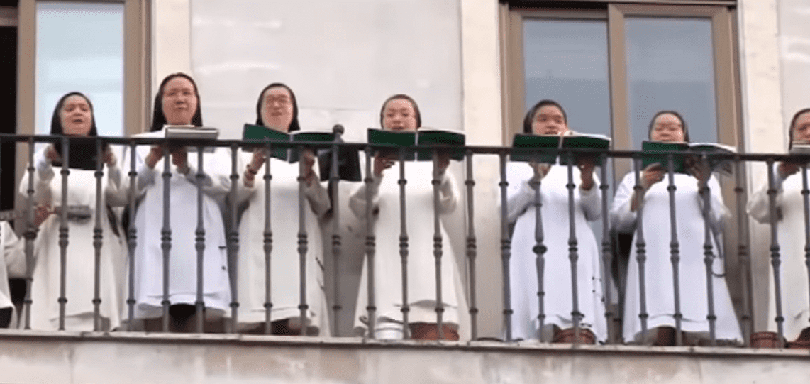 Monjas cantando desde el balcón. │Foto: YouTube / El País