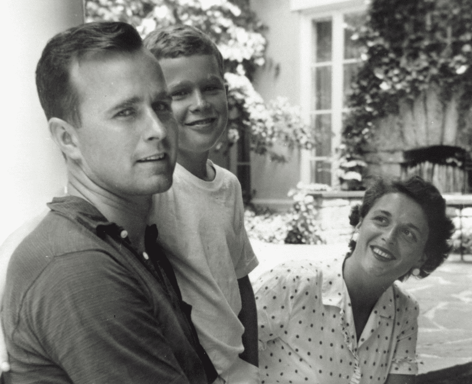 George W. Bush posiert mit Vater George Bush und Mutter Barbara Bush in Rye, New York, Sommer 1955. | Quelle: Getty Images