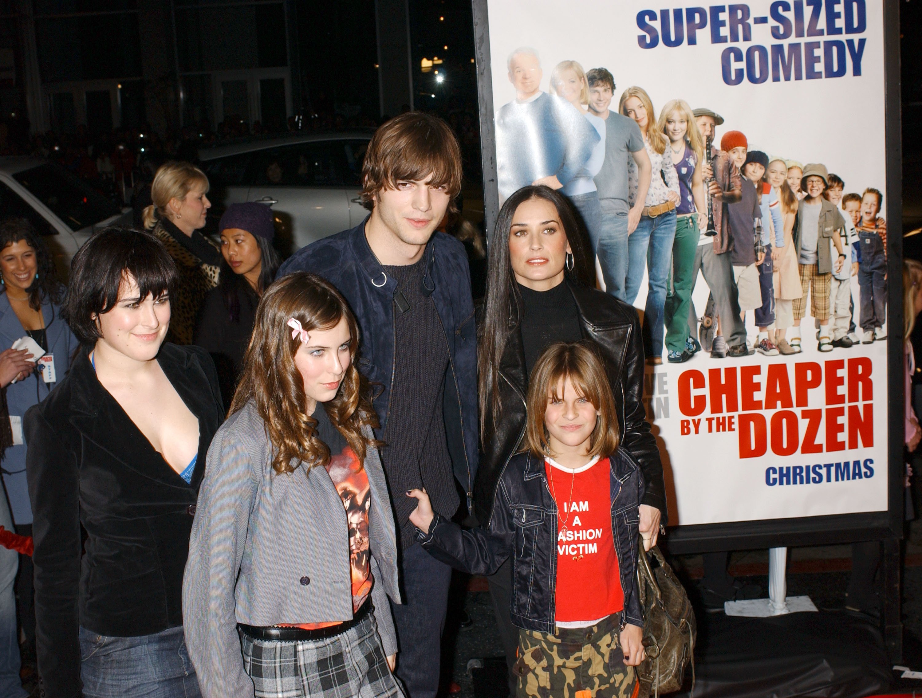 Ashton Kutcher con Demi Moore y sus tres hijas en Los Ángeles, en 2003. | Foto: Getty Images